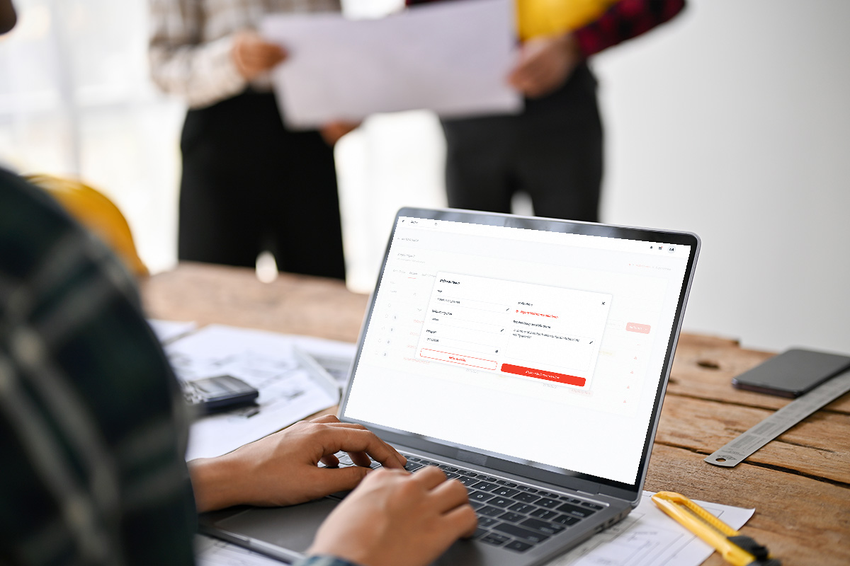 Laptop mit Smart Upgrade-Dashboard zur digitalen Durchführung von Gefährdungsbeurteilungen und Mitarbeiterunterweisungen