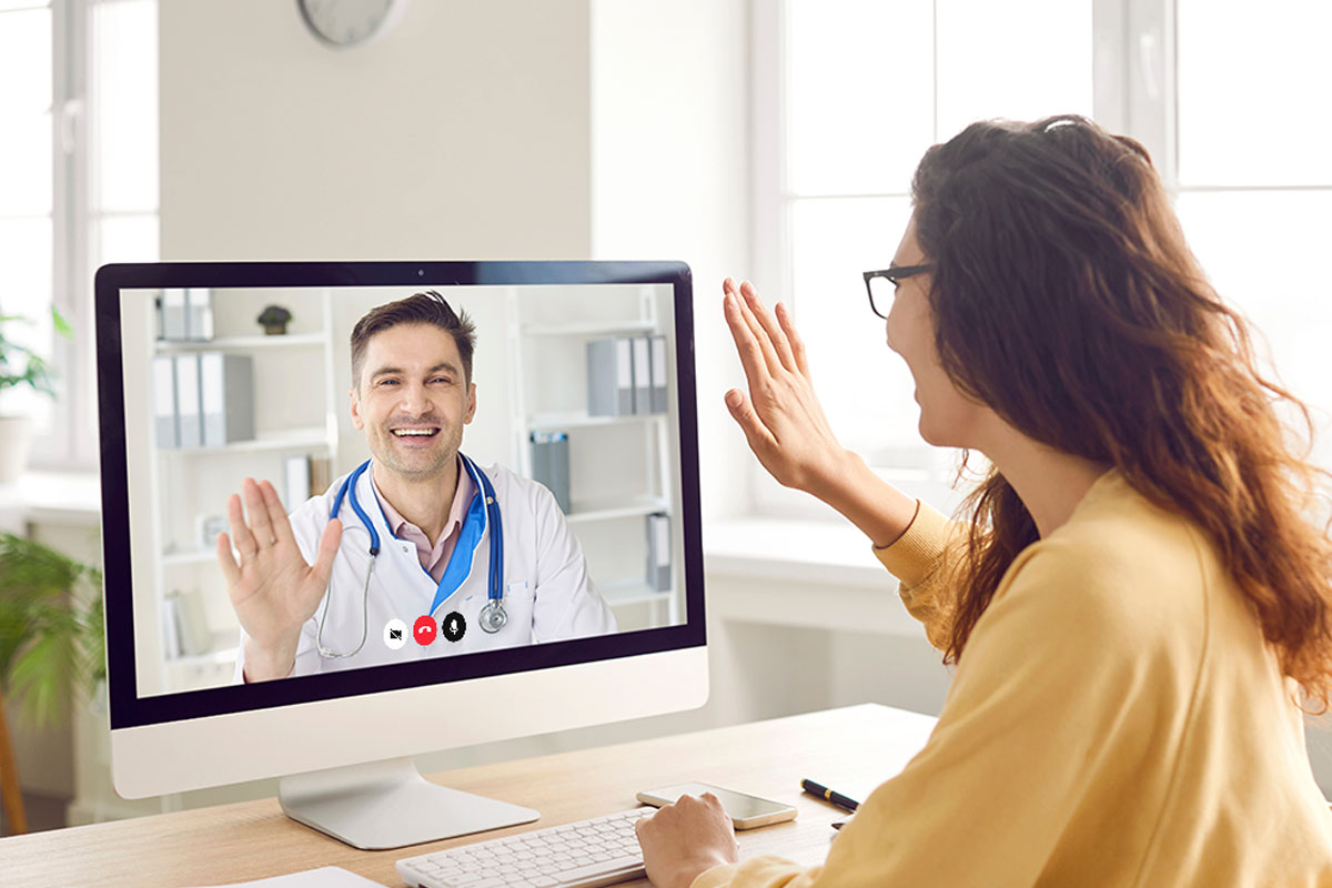 Videokonferenz mit Arzt am Bildschirm – Smart Upgrade bietet digitale Arbeitsschutzberatung überall in Deutschland